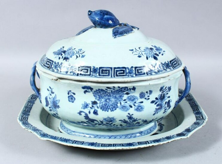 A 18TH / 19TH CENTURY CHINESE BLUE & WHITE PORCELAIN