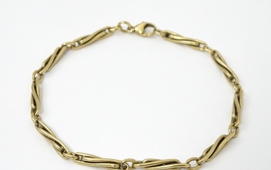 A 9ct gold bracelet / anklet. Approx. 9" long