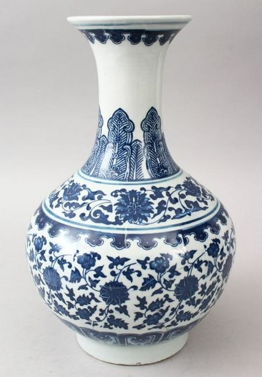 A CHINESE 20TH CENTURY BLUE & WHITE PORCELAIN VASE, the