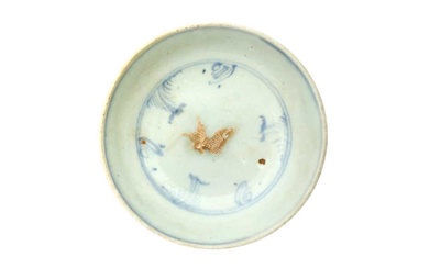 A CHINESE SMALL BLUE AND WHITE 'FISH' DISH 明 青花魚紋小盤
