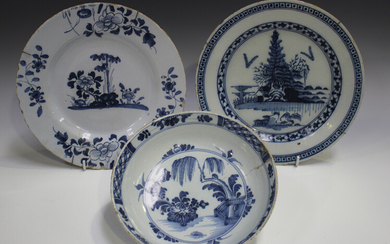 A London Delft plate, late 18th century, blue painted with a chinoiserie landscape, diameter 23cm, t