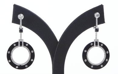 A PAIR OF ONYX AND DIAMOND DROP EARRINGS IN 18CT WHITE GOLD, TO EUROPEAN HOOK FITTINGS, LENGTH 35MM