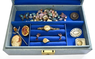 A Quantity of Jewellery, including a 9 carat gold signet...