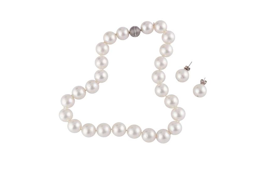 A SEA ISLAND PEARL NECKLACE AND EARSTUDS SUITE