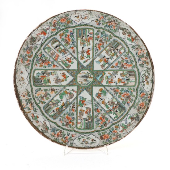A circular Chinese porcelain plaque decorated in famille verte colours with genre scenes in fields. Qing 19. årh. Diam. 40 cm.