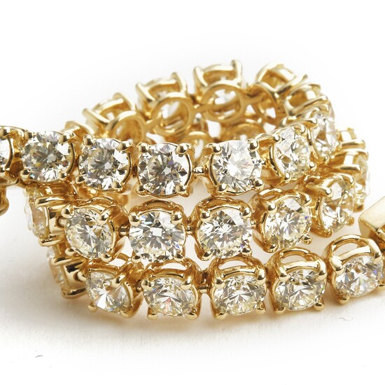 A diamond bracelet set with numerous brilliant-cut light yellow diamonds weighing app. 11.37 ct., mounted in 18k gold. VVS-VS. Antwerp, 2017.