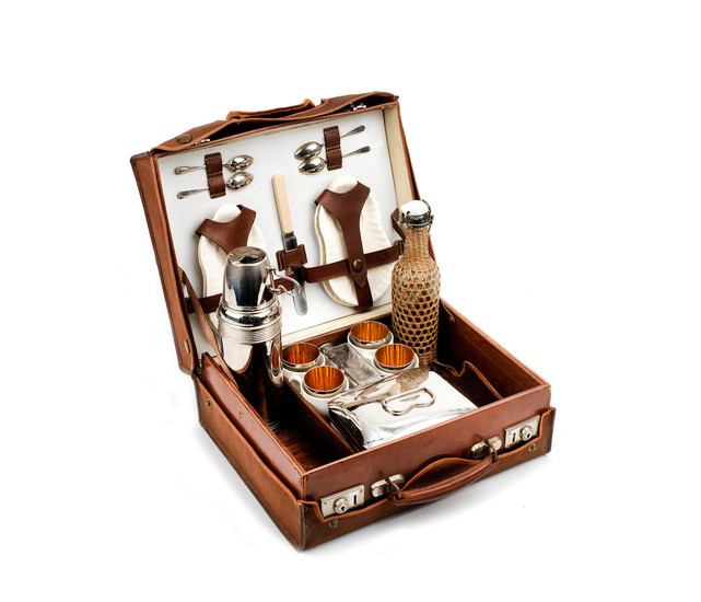 A leather-cased picnic/drinks set for four persons, 1920s