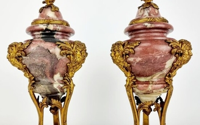 A pair of solid marble vases with acanthus and pomegranate ornaments, mascarons on tripod (2) - Louis XV Style - Bronze, Gilt, Marble - 19th century