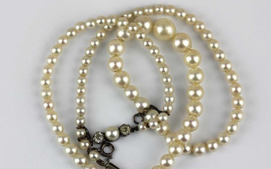 A single row necklace of graduated cultured pearls