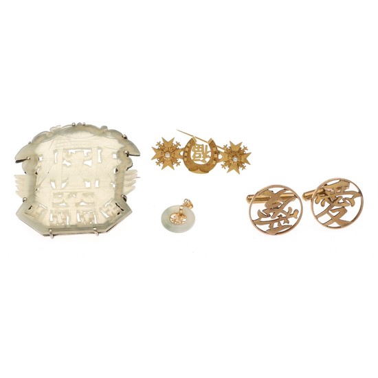 An oriental jewellery set comprising two brooches, a pendant and a pair of cufflinks. (5)