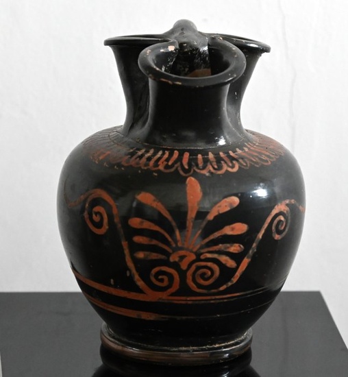 Ancient Greek, Magna Graecia Terracotta Xenon ware black glazed trefoil oinochoe with palmette motif. 400 - 300 BC. - 17 cm