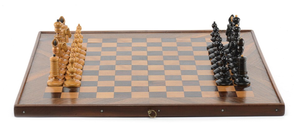 Autriche XIXème, Jeu d'échecs à plateau échiquier anglais et pions en bois teinté