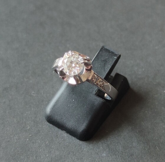 BAGUE,monture en or gris 750°/00 et platine, sertie d'un diamant en solitaire, environ 0.60 carat...