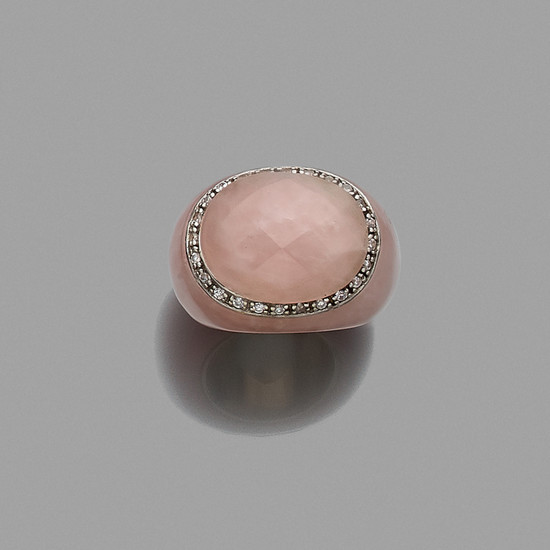Bague boule en quartz rose à plateau ovale facetté surligné de diamants taille brillant. Monture en argent (925‰)
