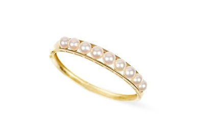 Bangle with 9 pearls