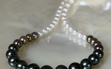 Beautiful graduated color Ø 7 to 10,1mm - 18 kt. Akoya pearls, Tahitian pearls, White gold - Necklace