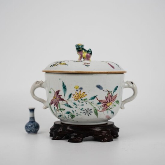 Bowl - Porcelain - Perfect! Lillies, peonies and plum blossom - Foo lion knob, Chilong handles - overglaze enamels - China - Yongzheng (1723-1735)