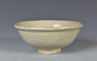Bowl, Tea bowl (1) - Celadon, Dragonware - Porcelain - Flowers, Lotus flower, chrysanthemum - 龍泉窯青釉印花紋碗(Lot .00098) - China - Ming Dynasty (1368-1644)