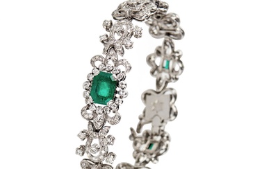 Bracelet femme vintage en platine avec emeraudes et diamants avec maillons à motifs alternes. Émeraudes...