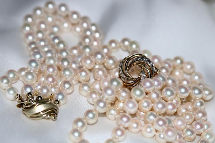 Brand mark - 14 kt. Akoya pearls, Yellow gold, 6.7-7 mm - Very long (90cm) Necklace + 3 row Bracelet Japanese saltwater pearls - Diamonds, detachable brooche