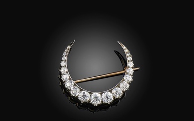 Broche victorienne en diamant, fin du 19e siècle, conçue comme un croissant de lune, sertie...