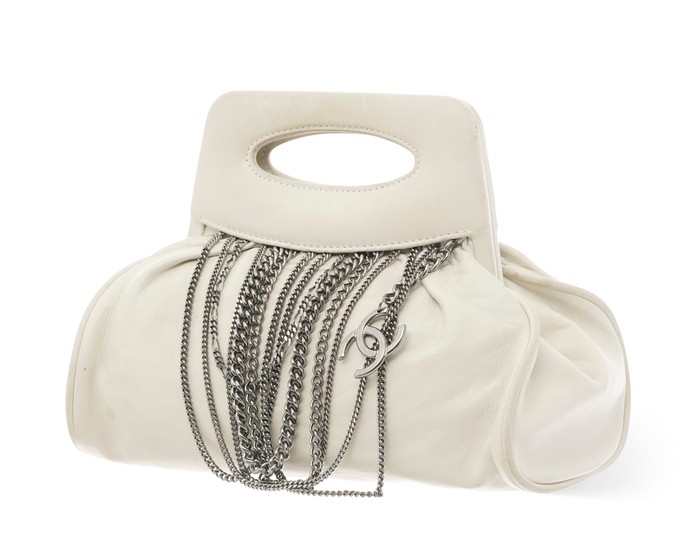 Chanel, sac porté main en cuir d'agneau ivoire, un côté orné de chaînette et un charme CC entrelacé, carte d'authenticité, housse, 2