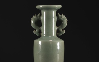 China - A green-glazed monochrome porcelain vase with fish-shaped handles,...