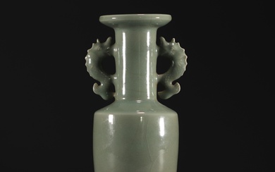 Chine - Vase en porcelaine monochrome à glaçure verte, anses en forme de poissons, période...