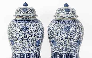 Chine, XIXe siècle Importante paire de potiches couvertes en porcelaine à décor floral en émaux...