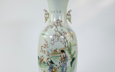 Chinese famille rose vase with decor of garden scene, 19th century
