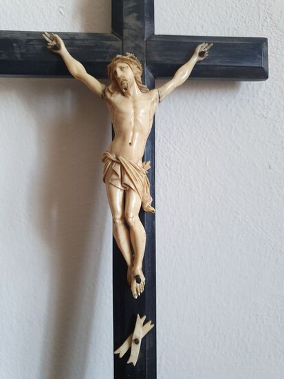 Christ in ivory - Ivory, ebonized wood - Second half 19th century