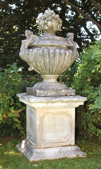 Coppia di grandi vasi fioriti In pietra scolpita,... - Lot 487 - Pierre Bergé & Associés