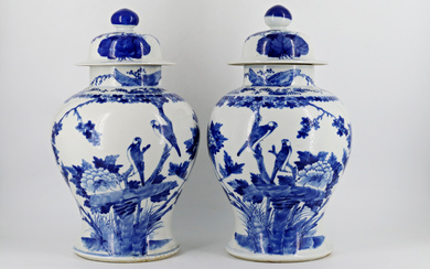 Coppia di potiche in porcellana bianca e blu con decori floreali Cina, secolo XX (h cm 39)(difetti)
