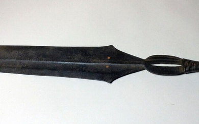 Couteau (RDC) Couteau à lame décorée de motifs géométriques, avec inclusion de cuivre. Le manche...