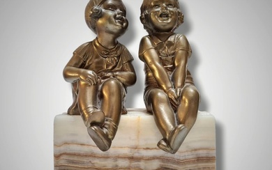 D.H. Chiparus - Sculpture, Enfants qui rient - 21 cm - Marble, bronze look metal - 1920