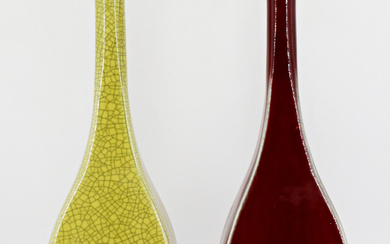 Due vasi in porcellana, uno a fondo giallo con motivo Ge e l'altro con invetraitura sangue di bue Cina, secolo…