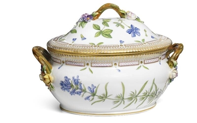 SOLD. “Flora Danica” porcelain tureen. 180/179. Royal Copenhagen. H. 20 cm. L. 30 cm – Bruun Rasmussen Auctioneers of Fine Art