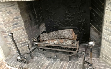 Foyer de cheminée et sa paire de chenets en bronze à patine argentée. H_43,5 cm...