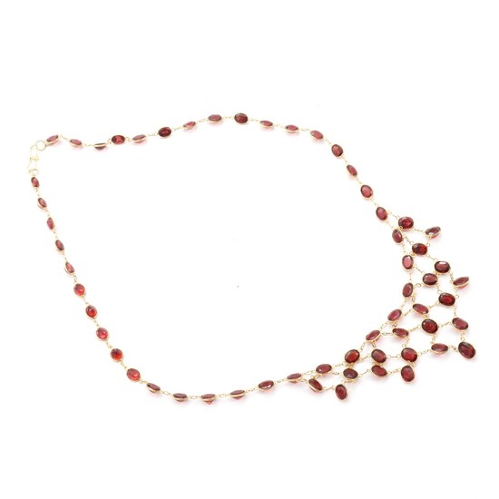 Garnet necklace set with numerous faceted garnets. L. 5 cm. Weight app. 12 g.