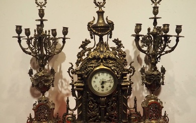 Garniture de cheminée 1900 : Composée d'une horloge et 2 candelabres, bronze doré ajouré, H...
