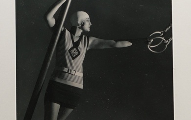 George HOYNINGEN-HUENE (1900-1968) - Melle Alicia, Swimwear by Patou - Tirage argentique Poids: 1.83 kg...
