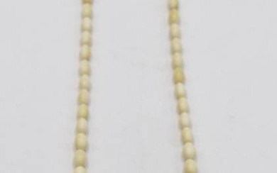 Halskette, olivenförmige Steine im Verlauf, Bein, älter, L-47cm.