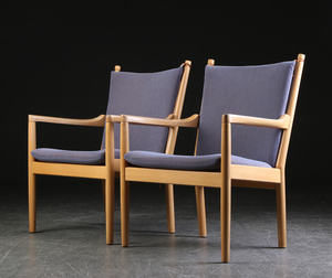 Hans J. Wegner. A pair of lounge chairs/spoke-back chairs in beech, model 1788 (2)
