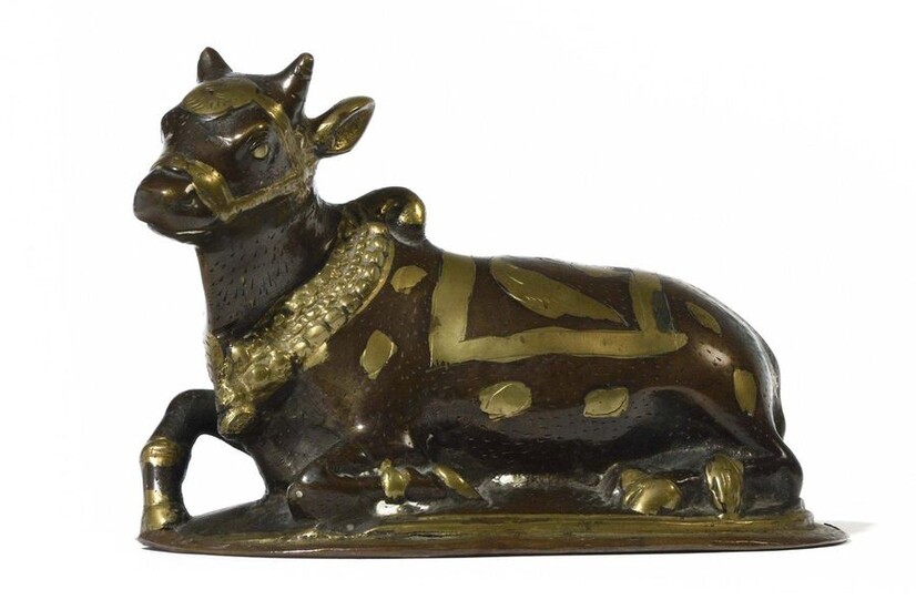 INDIA or NEPAL Zoomorphic bronze figure representing a recumbent buffalo. End of the XXth century Long : 21 cm