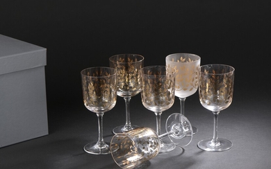 LALIQUE France Lot de seize verres à jambes en cristal pressé moulé modèle "Liane" comprenant...