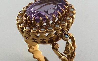 Leaf ring in 750°/°°gold with an oval amethyst in a ring of button pearls, Finger size 53, Gross weight: 8,6g