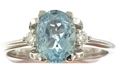 Lot 87 BAGUE en or gris 750/°° ornée d'une topaze bleue épaulée de diamants. Poids brut :3.0 g.