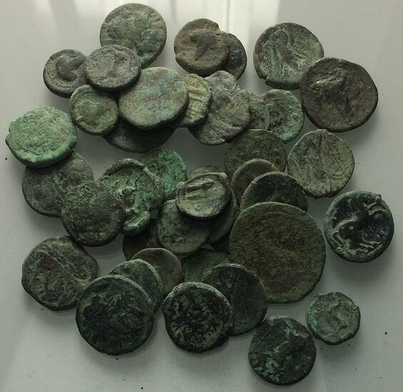 Lot of 40 Greek Æ coins, to be catalog. Lot...