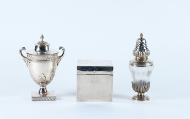 Lotto composto da una scatola portasigarette, una coppa con coperchio ed uno spargizucchero in argento e vetro (g netti 800)…