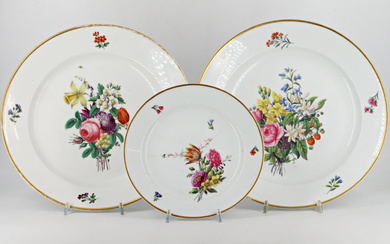 Manifattura Ginori, Doccia, secolo XIX. Lotto composto da due grandi piatti e un piatto in porcellana dipinta in policromia a…